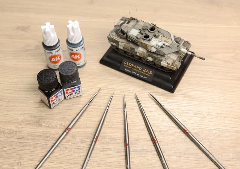 GM02 artist co-branded miniature brush